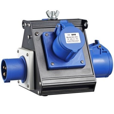 Tomada elétrica industrial azul e cinza com etiqueta de especificações