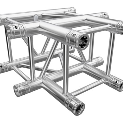 Estrutura metálica cúbica prateada com tubos cilíndricos e ligações reforçadas