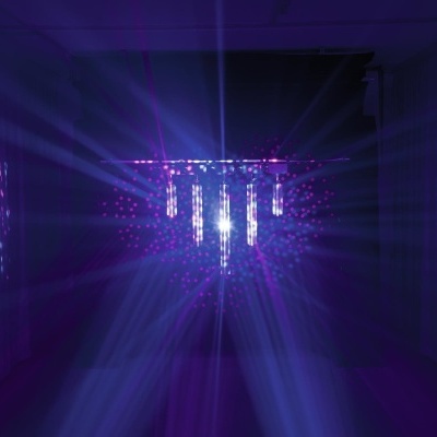 Candeeiros LED suspensos emitindo luzes roxas e brancas num ambiente escuro