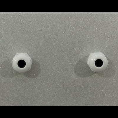 Seis auriculares brancos alinhados sobre superfície cinza-clara