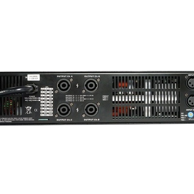 Amplificador profissional preto com entradas XLR e conectores Speakon