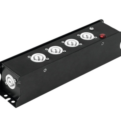 Tomada elétrica múltipla preta com quatro soquetes e botão vermelho