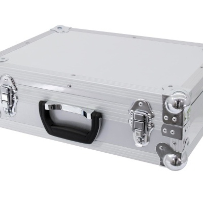 Mala metálica prateada com pega preta e rodas