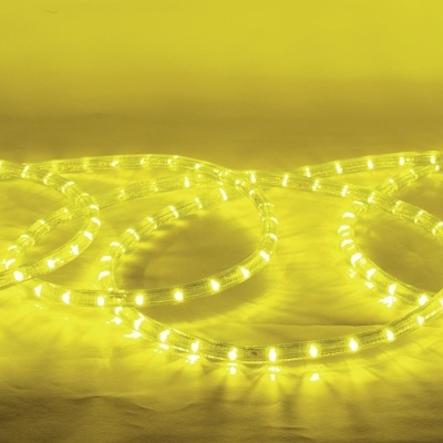 Tira de luzes LED amarelas brilhantes sobre superfície clara