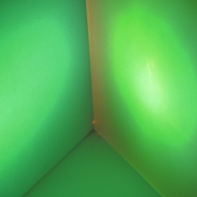 Caixa ou espaço angular iluminado em tons de verde