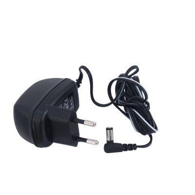 Carregador preto com ficha europeia e cabo com conector cilíndrico