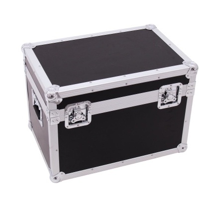 Mala transportadora preta com armação metálica prateada