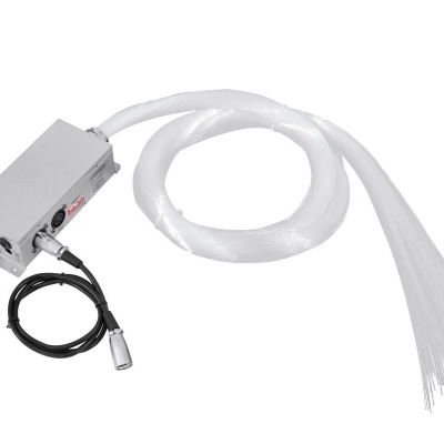 Dispositivo eletrônico com cabo preto e cabos finos transparentes sobre fundo branco