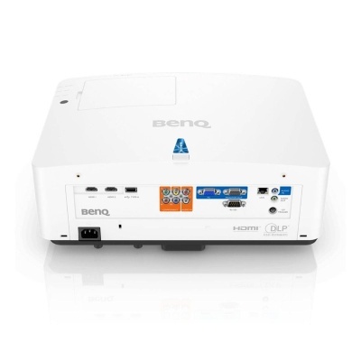 Projetor branco BenQ com múltiplas portas de conexão na parte traseira.