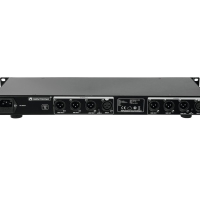 Equipamento áudio profissional Soundtronix preto com conexões XLR e tomadas energia