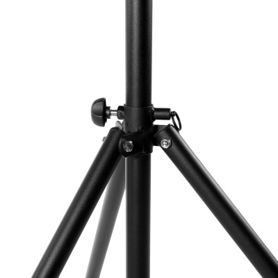Tripé preto de metal com pernas e haste central, parafuso de ajuste visível