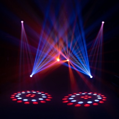 Luzes de espetáculo projetando padrões coloridos no chão