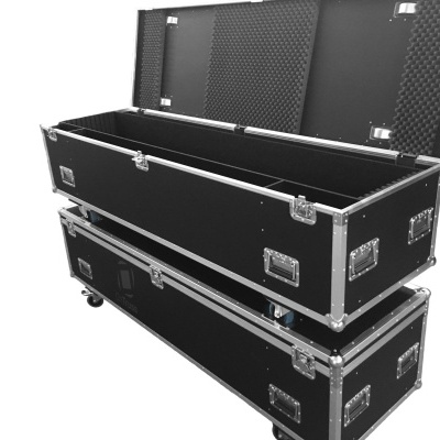 Caixas de transporte retangulares pretas com acabamento em metal prateado, empilhadas, uma aberta com interior almofadado