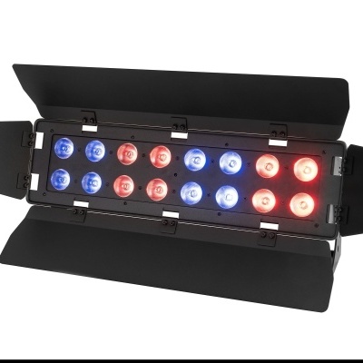 Refletor LED retangular preto com luzes vermelhas e brancas