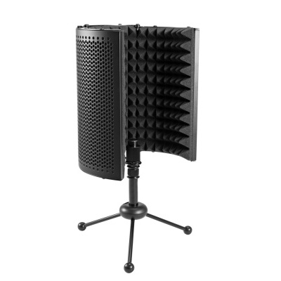 Microfone preto com escudo acústico em suporte tripé sobre fundo branco