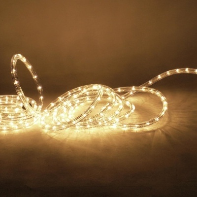 Fita de luzes LED brancas enrolada sobre uma superfície escura