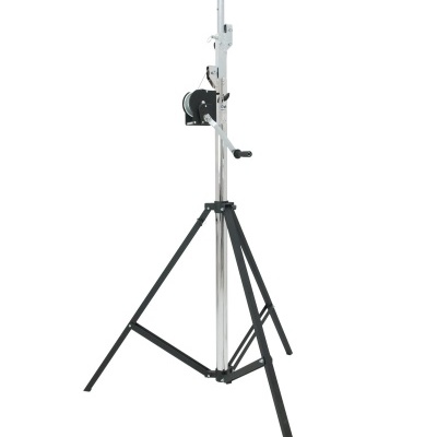 Tripé metálico cromado com manivela e base tripé preta