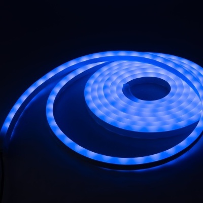 Tira de luz LED azul flexível enrolada