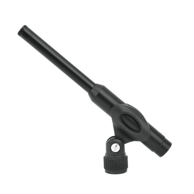 Microfone preto com haste longa e fixação ajustável em fundo branco