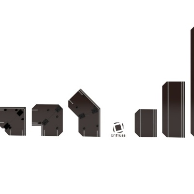 Sete caixas de papelão castanho de vários tamanhos alinhadas