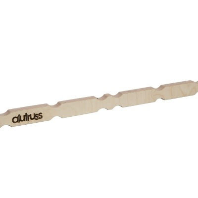 Barra de madeira clara com entalhes e gravação 'dumuss'