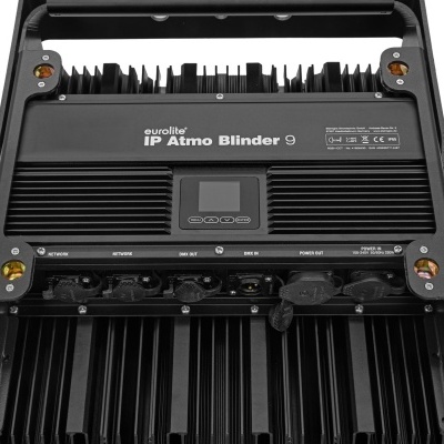 Dispositivo eletrônico preto Eurolite IP Atmo Blinder 9 com tela digital e dissipador de calor