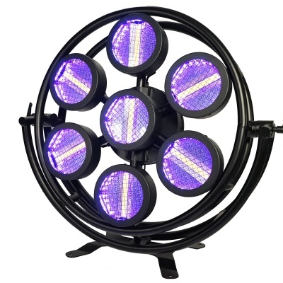 Luz LED circular com sete painéis emissores roxos e estrutura preta