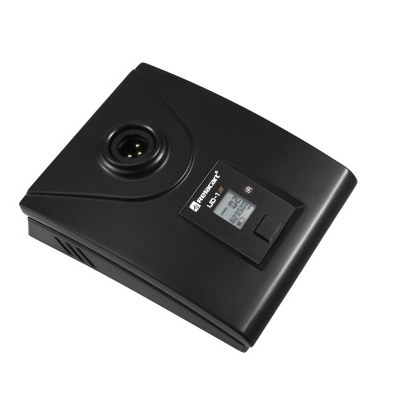 Dispositivo preto quadrado com ecrã digital sob fundo branco