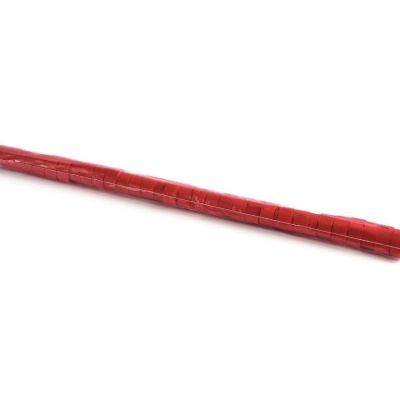 Pau vermelho com textura imitando pele de crocodilo