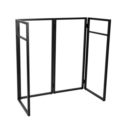 Estrutura modular preta em metal com três painéis retangulares e barras horizontais superiores nos painéis laterais
