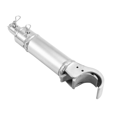 Extensão metálica prateada com encaixe curvo e argolas