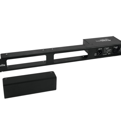 Aparelho eletrónico preto com antena e bloco retangular preto separado sobre fundo branco