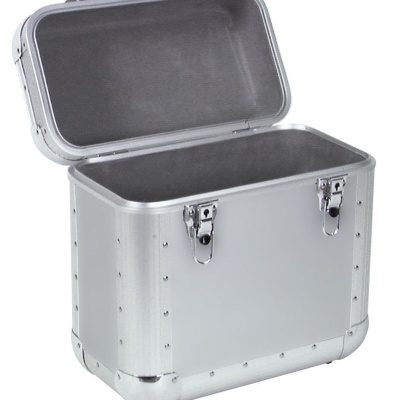 Baú metálico cinza claro com tampa aberta e fechos cromados