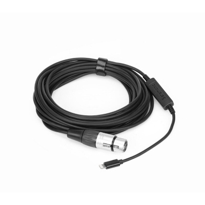 Cabo de áudio preto com conector XLR metálico e conector Lightning, enrolado com fita velcro.