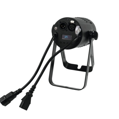 Projetor de luz LED preto com suporte e cabos conectados