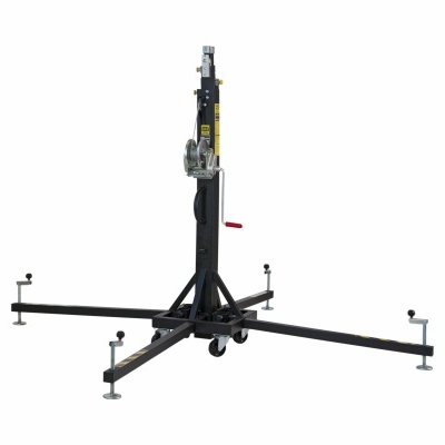 Treliça metálica preta com pés ajustáveis e rodas para elevação de carga