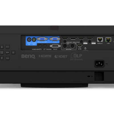 Parte traseira de projetor BenQ preto com várias portas e botões