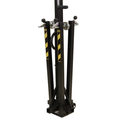 Estrutura metálica preta com elementos ajustáveis e padrões amarelos e pretos