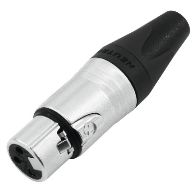 Conector XLR metálico prateado e preto com texto NEUTRIK