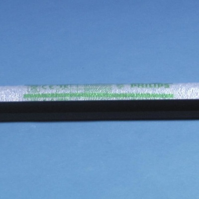 Lâmpada fluorescente compacta em embalagem transparente sobre fundo azul