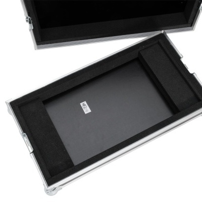 Mala de transporte retangular aberta com interior revestido de espuma preta