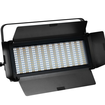 Painel de luz LED com estrutura preta e lâmpadas visíveis