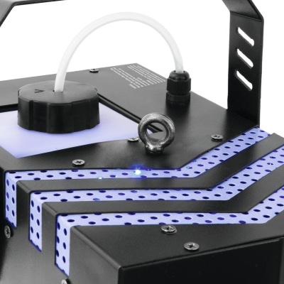 Aparelho tecnológico preto com luzes azuis e tubo branco