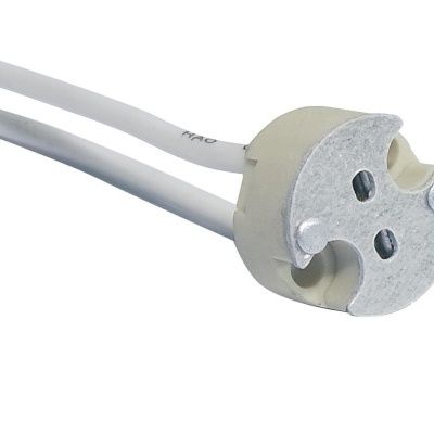 Suporte para lâmpada com base metálica e fios brancos