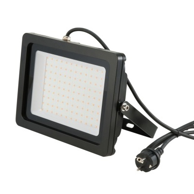 Projetor LED retangular preto com cabo e ficha