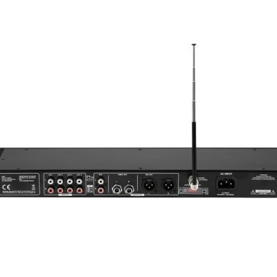 Equipamento eletrónico preto com conexões de áudio e antena num fundo branco