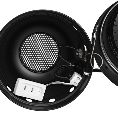 Interior de grelhador elétrico preto com grelha e componentes elétricos