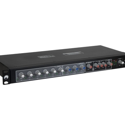 Amplificador ou equalizador áudio preto com botões e LEDs