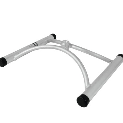 Suporte metálico prateado com tampas pretas