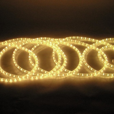 Fita de luzes LED amarelas enroladas num fundo escuro